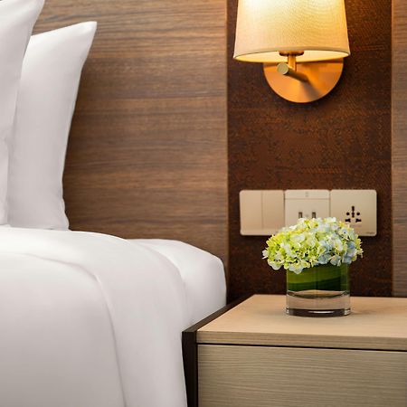 Radisson Mumbai Andheri Midc Bombaim Exterior foto A bedside table