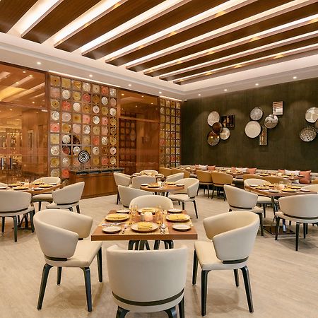 Radisson Mumbai Andheri Midc Bombaim Exterior foto The interior of the restaurant