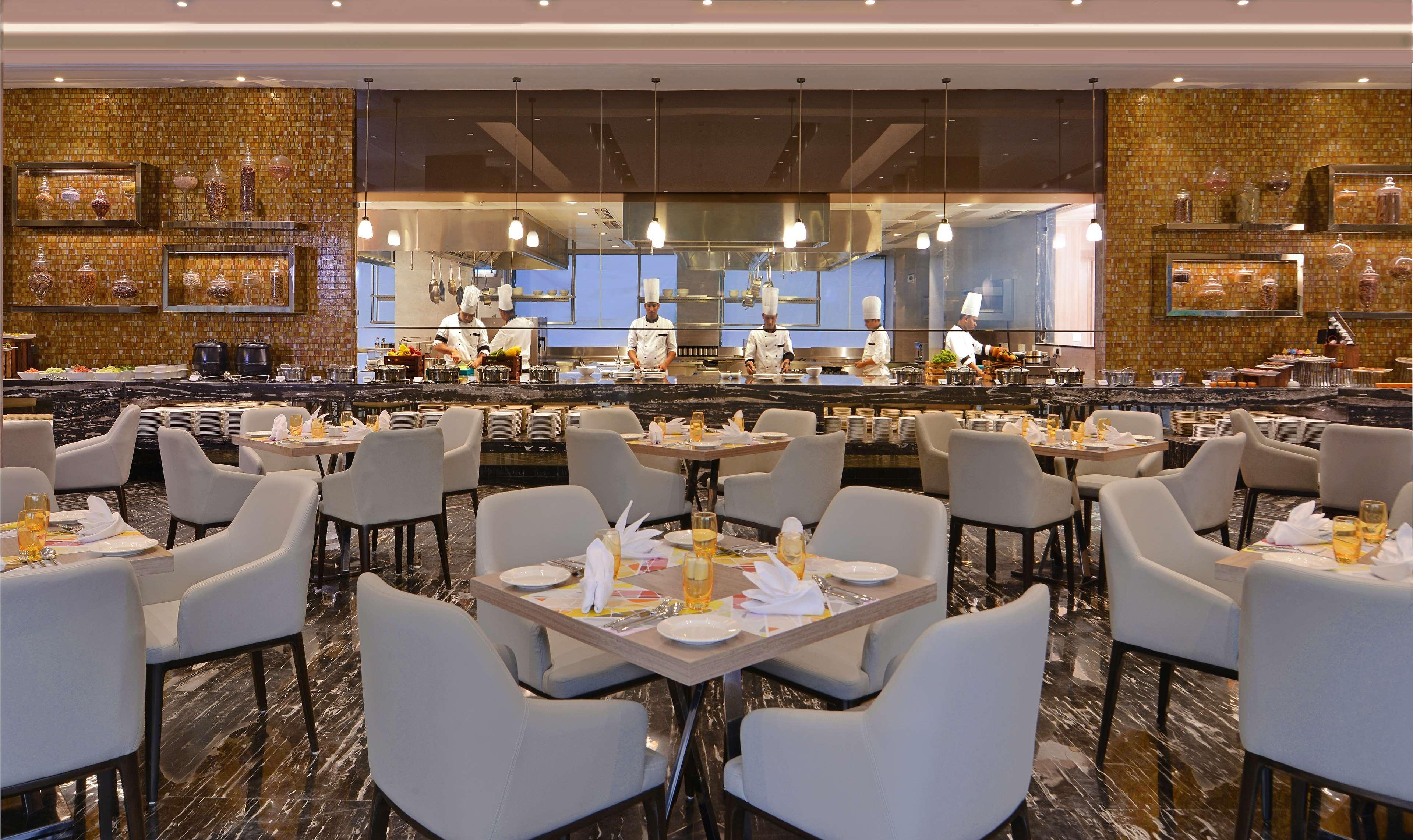 Radisson Mumbai Andheri Midc Bombaim Exterior foto The restaurant