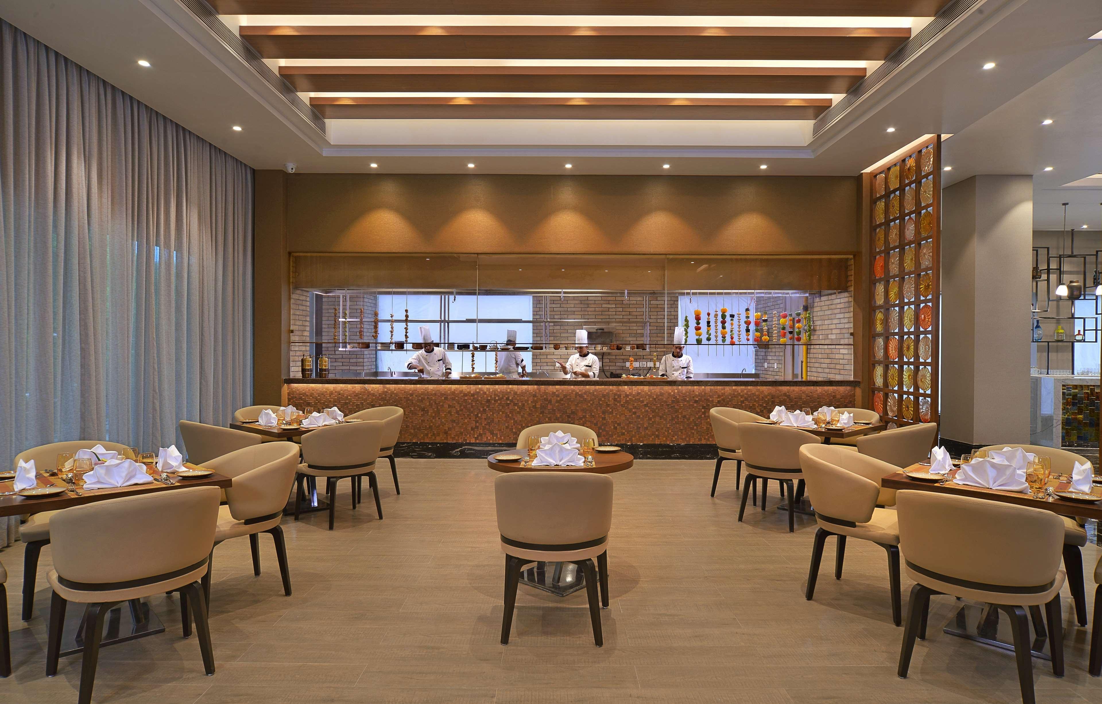 Radisson Mumbai Andheri Midc Bombaim Exterior foto The restaurant