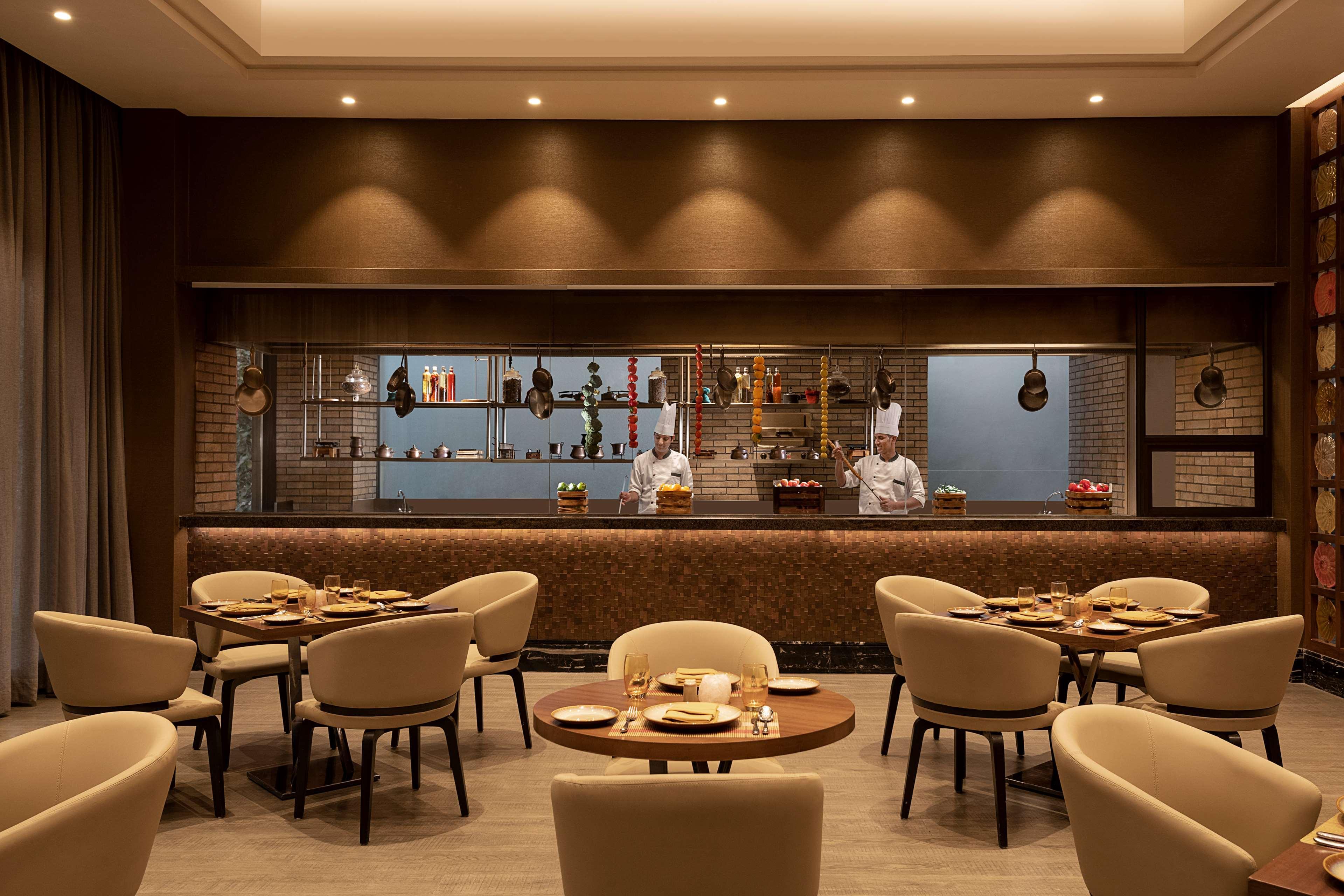 Radisson Mumbai Andheri Midc Bombaim Exterior foto The restaurant's interior