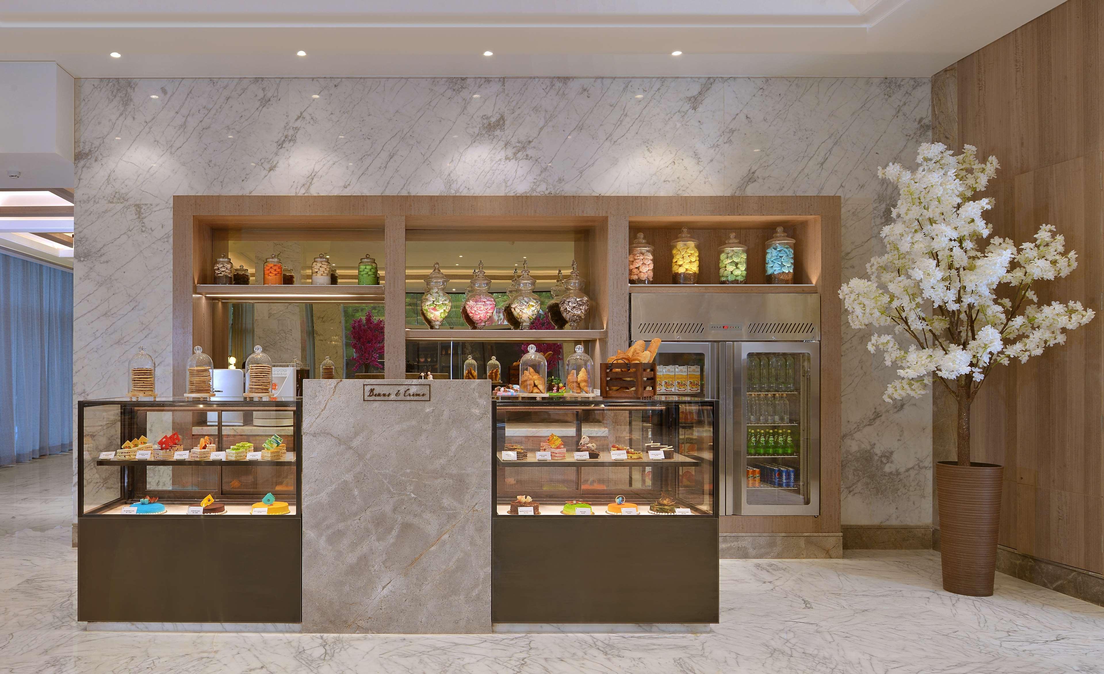 Radisson Mumbai Andheri Midc Bombaim Exterior foto The Pastry Shop