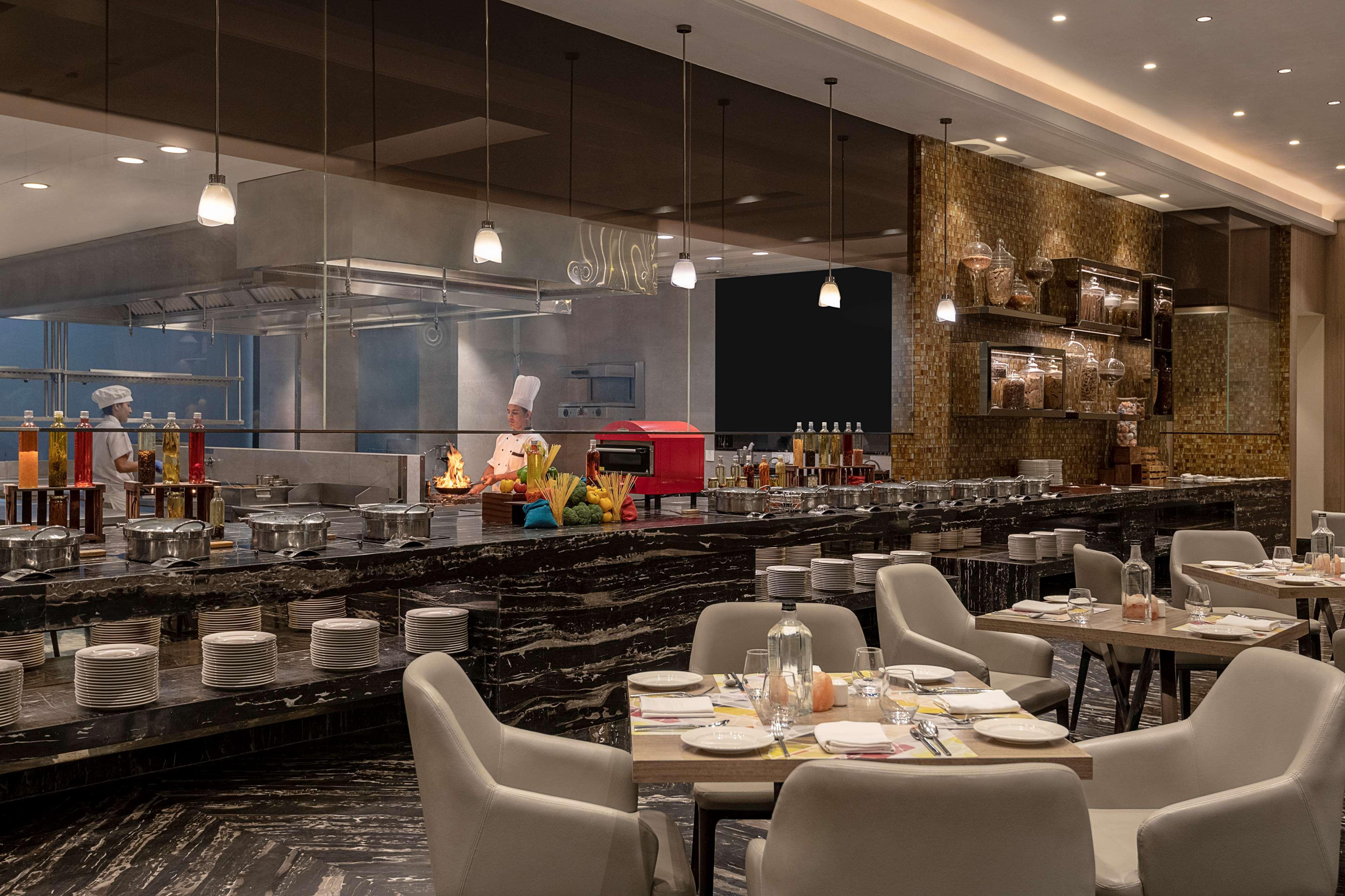 Radisson Mumbai Andheri Midc Bombaim Exterior foto The restaurant