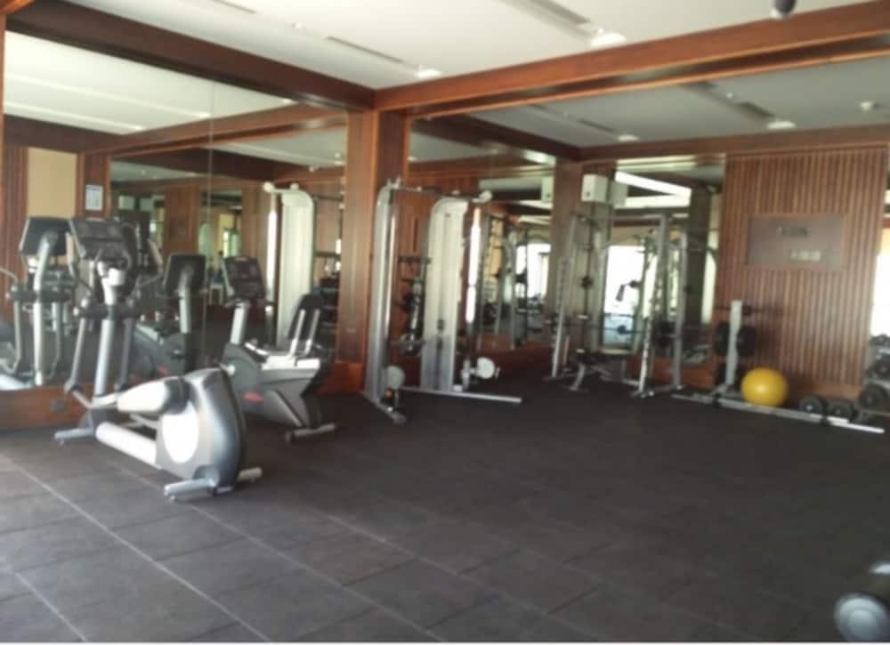 Radisson Mumbai Andheri Midc Bombaim Exterior foto The gym at the hotel