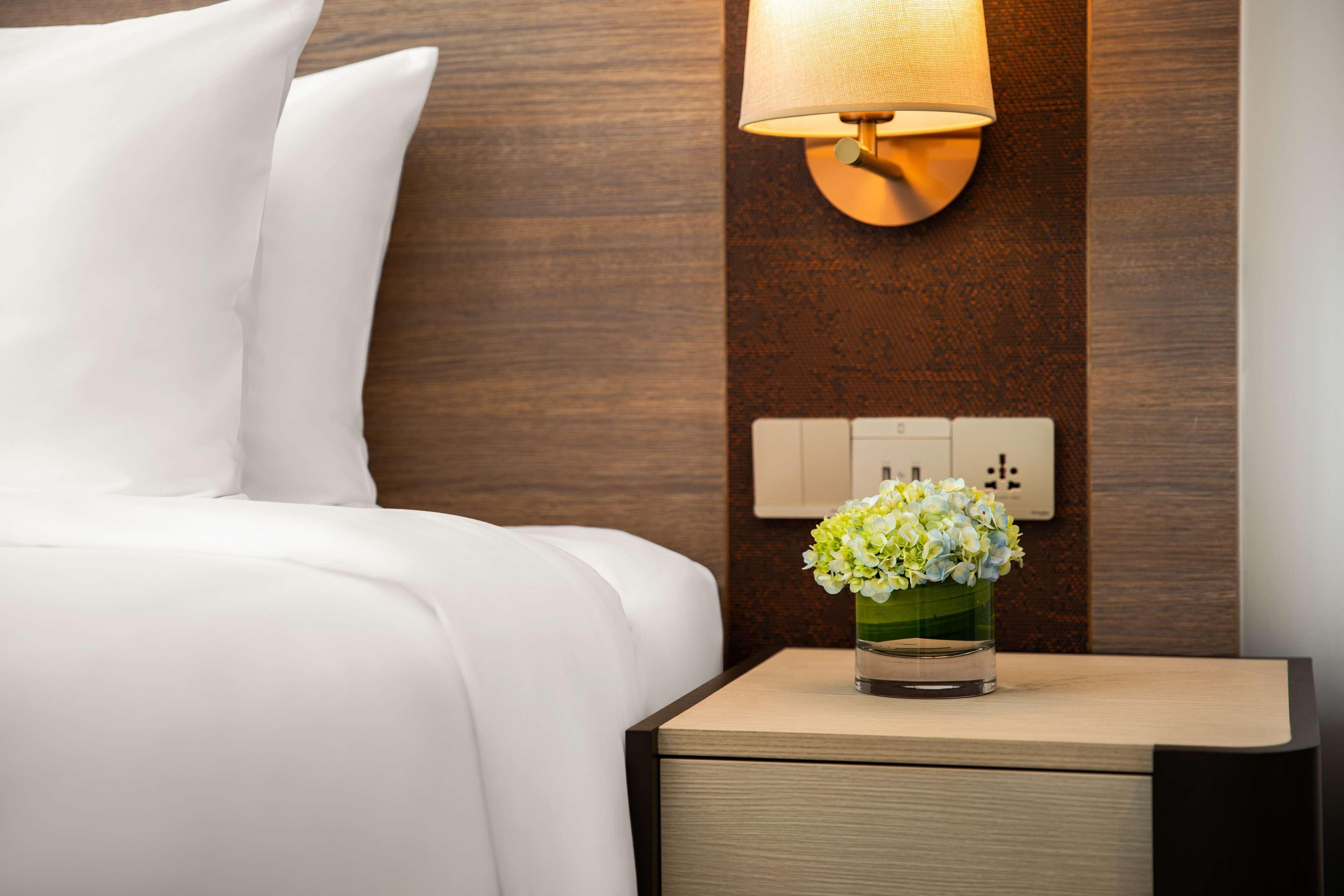 Radisson Mumbai Andheri Midc Bombaim Exterior foto A bedside table