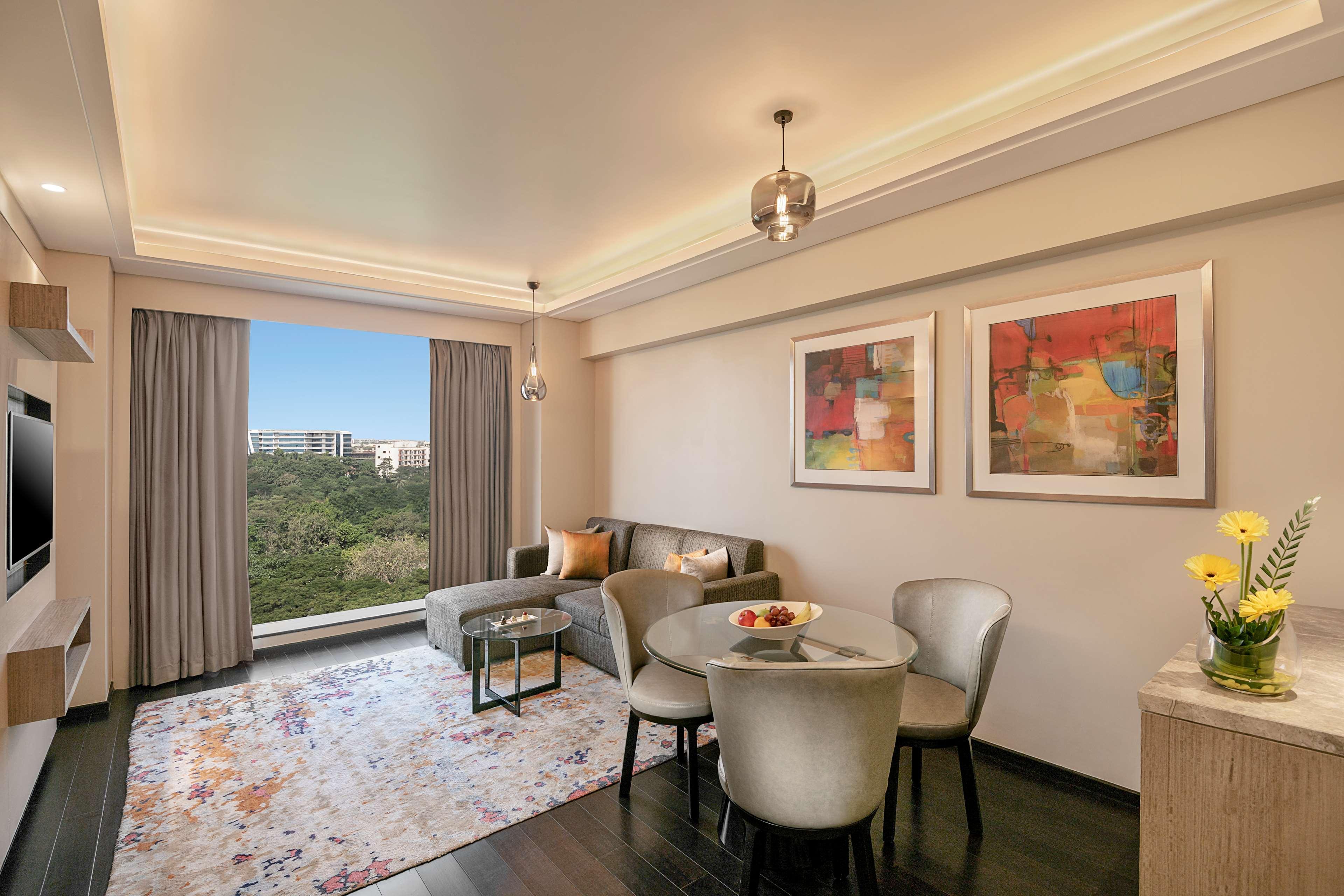 Radisson Mumbai Andheri Midc Bombaim Exterior foto A living room at the Taj Mahal Palace
