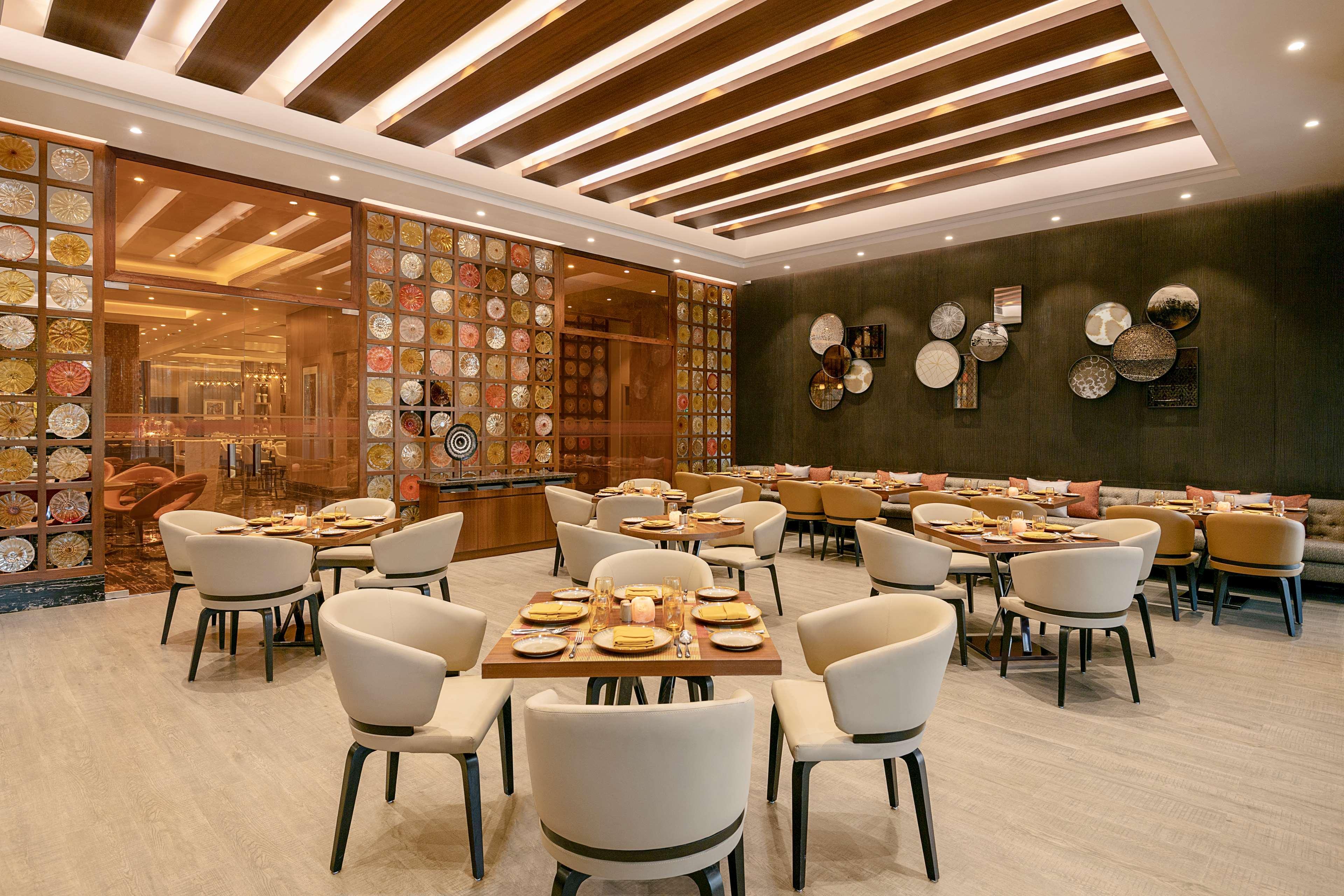 Radisson Mumbai Andheri Midc Bombaim Exterior foto The interior of the restaurant