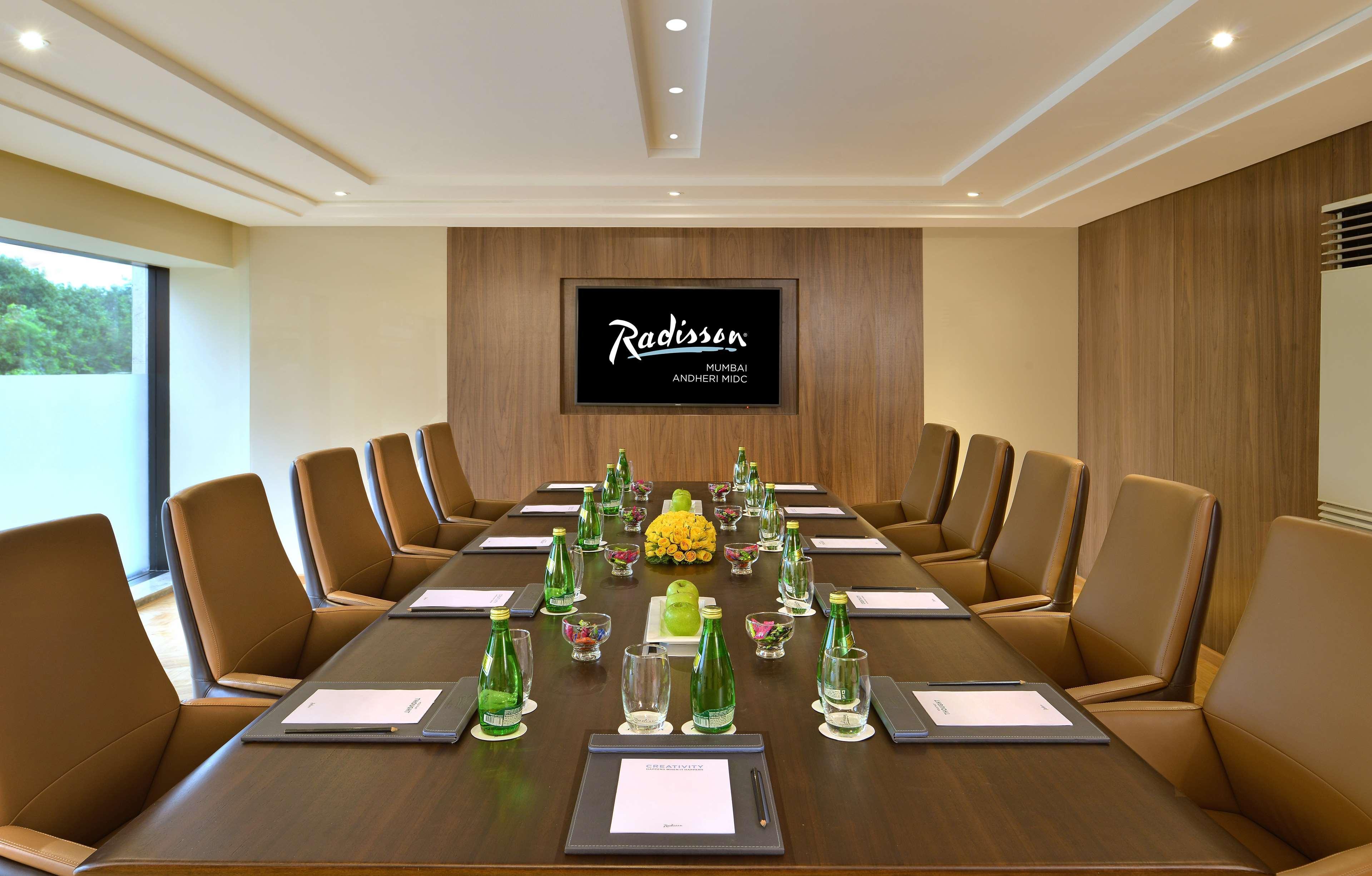 Radisson Mumbai Andheri Midc Bombaim Exterior foto Meeting room
