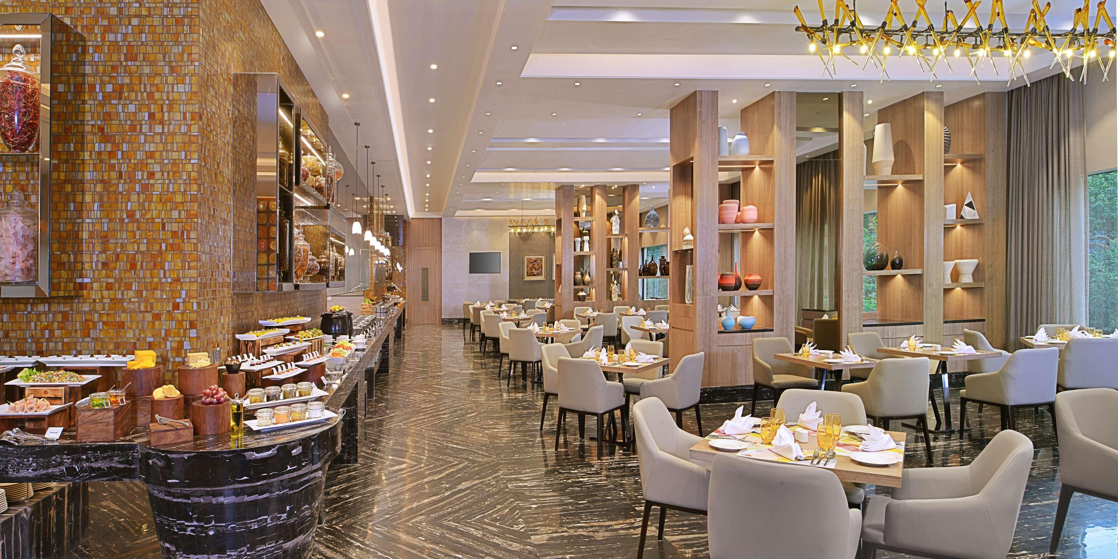 Radisson Mumbai Andheri Midc Bombaim Exterior foto The restaurant