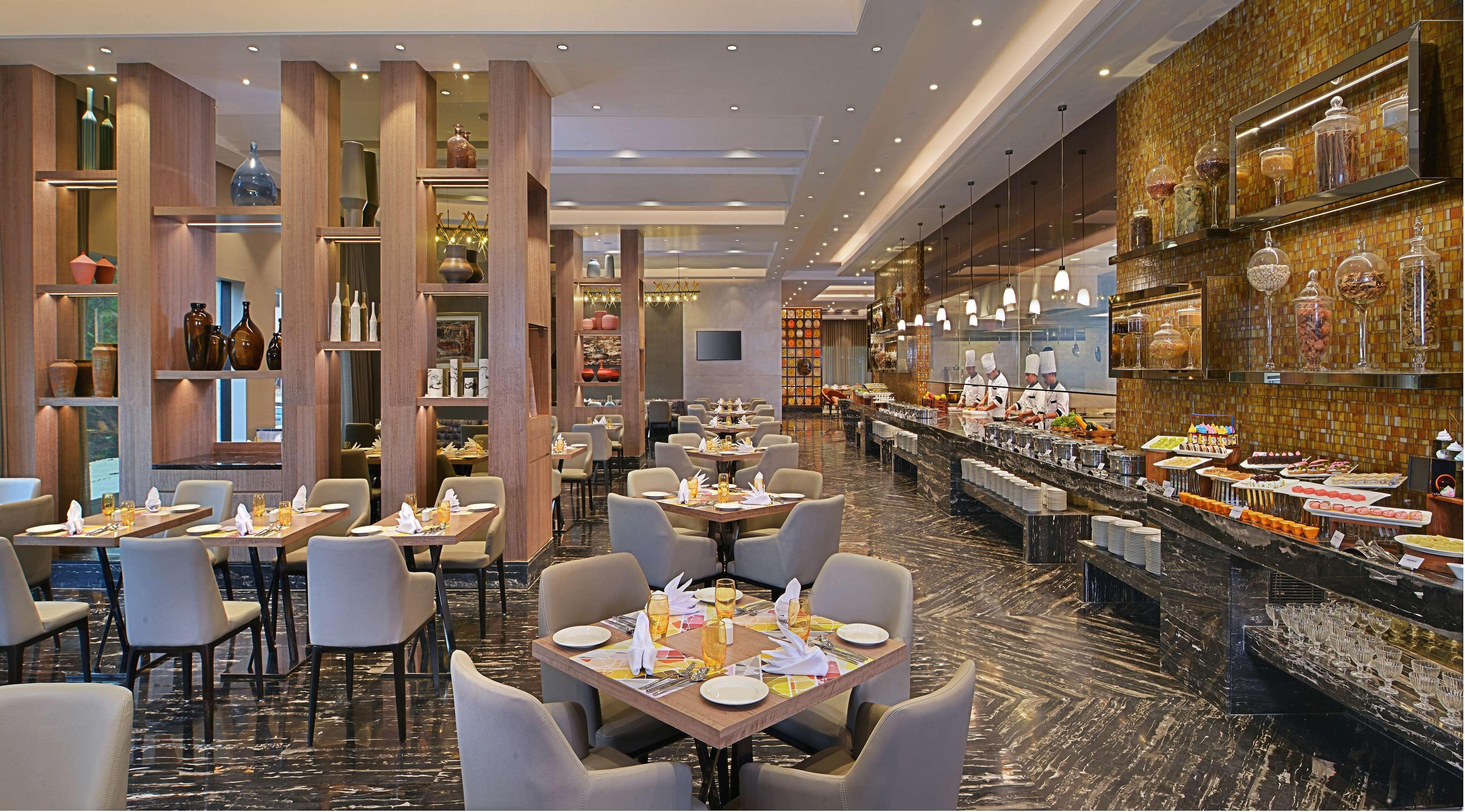 Radisson Mumbai Andheri Midc Bombaim Exterior foto The Grand