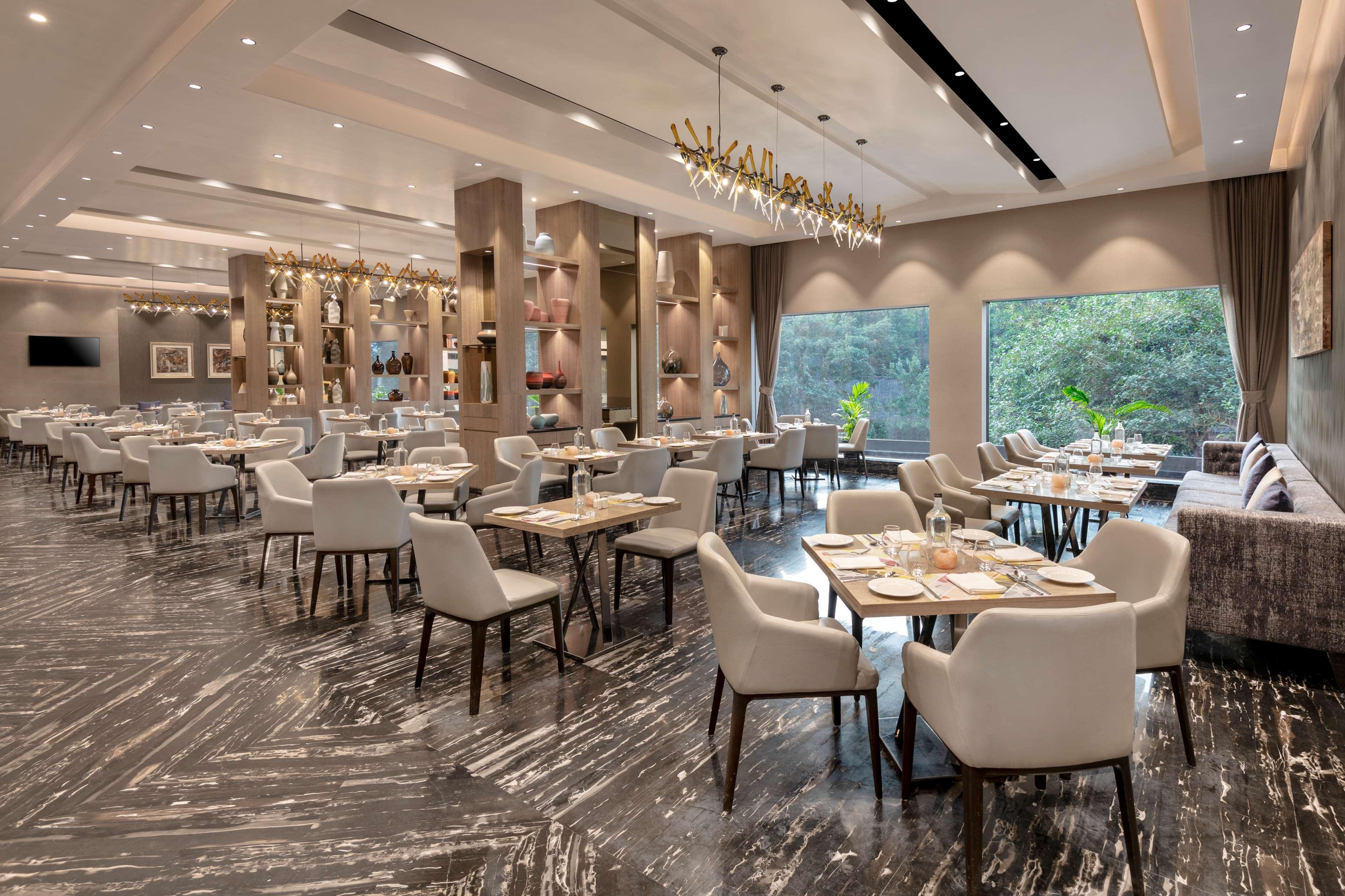 Radisson Mumbai Andheri Midc Bombaim Exterior foto The restaurant