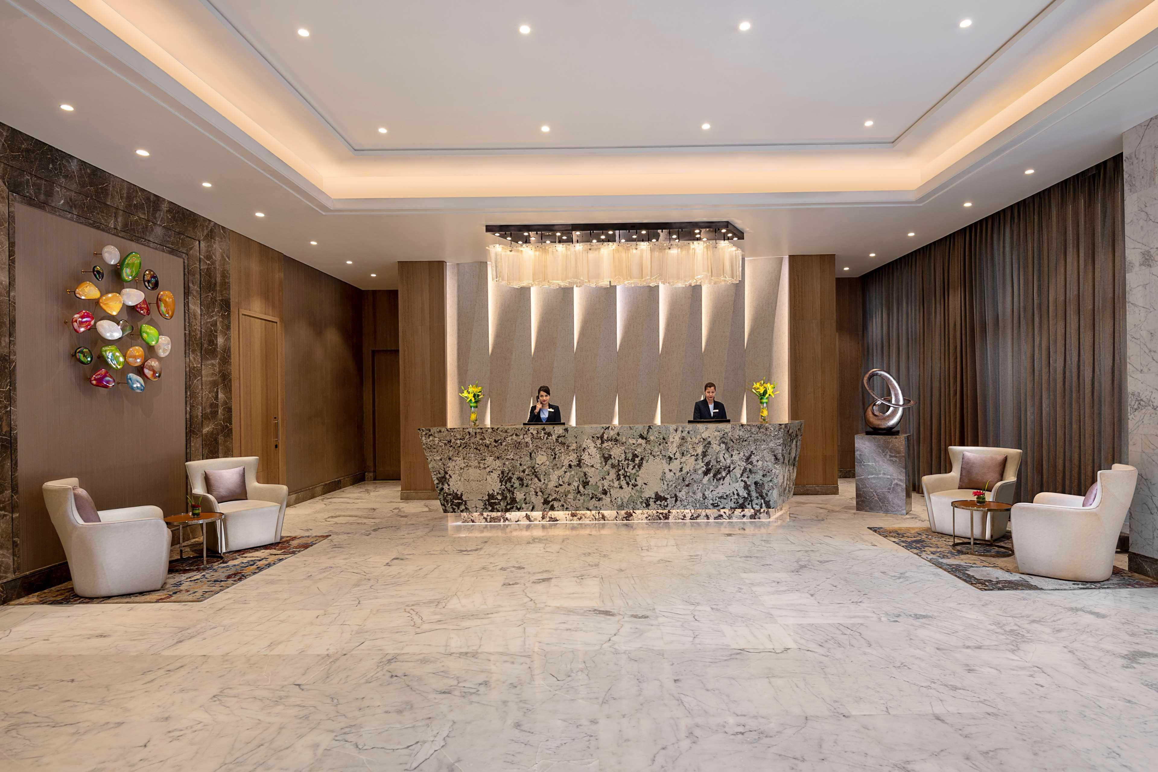 Radisson Mumbai Andheri Midc Bombaim Exterior foto The lobby of the hotel