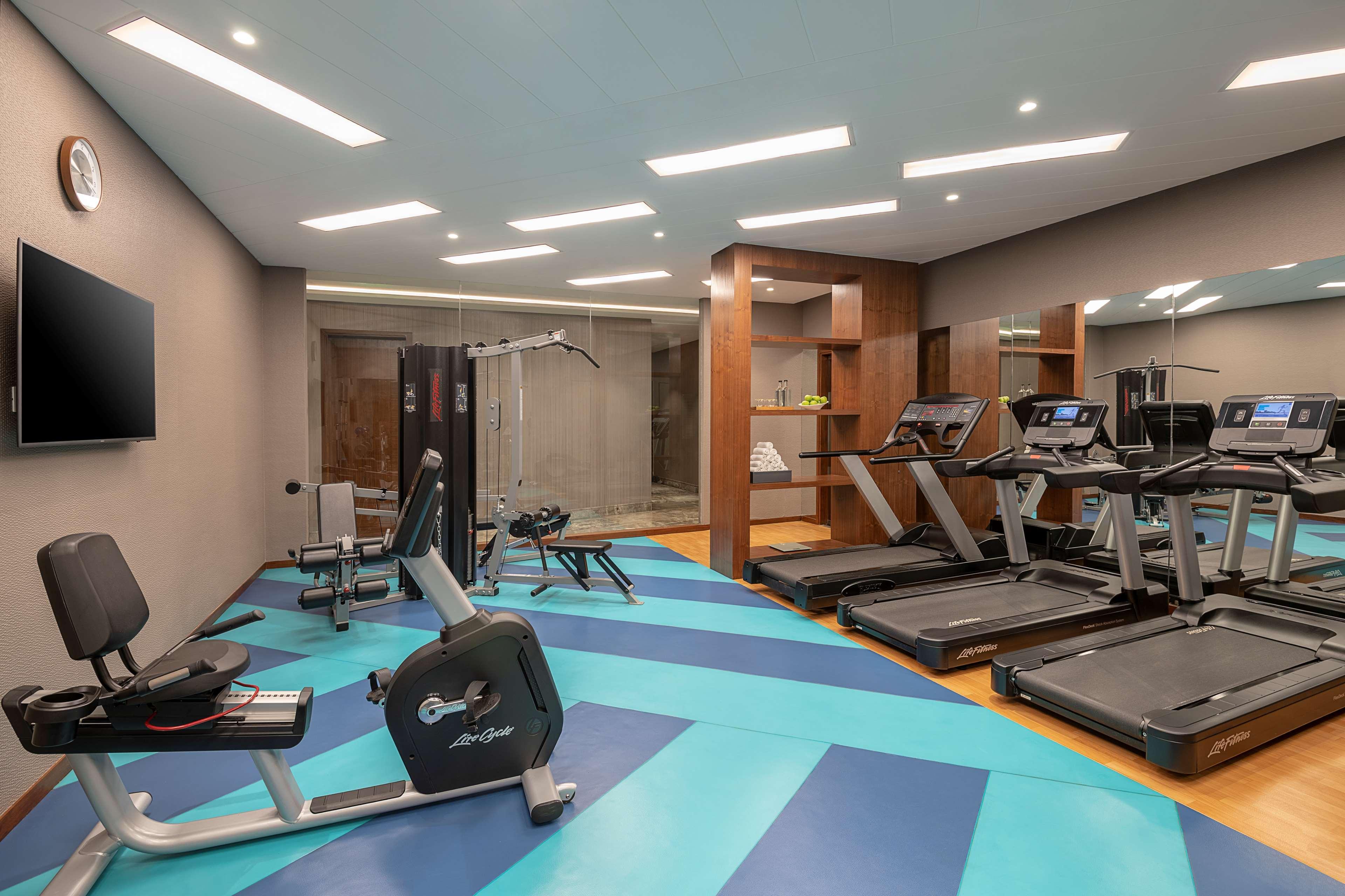 Radisson Mumbai Andheri Midc Bombaim Exterior foto The gym at the hotel