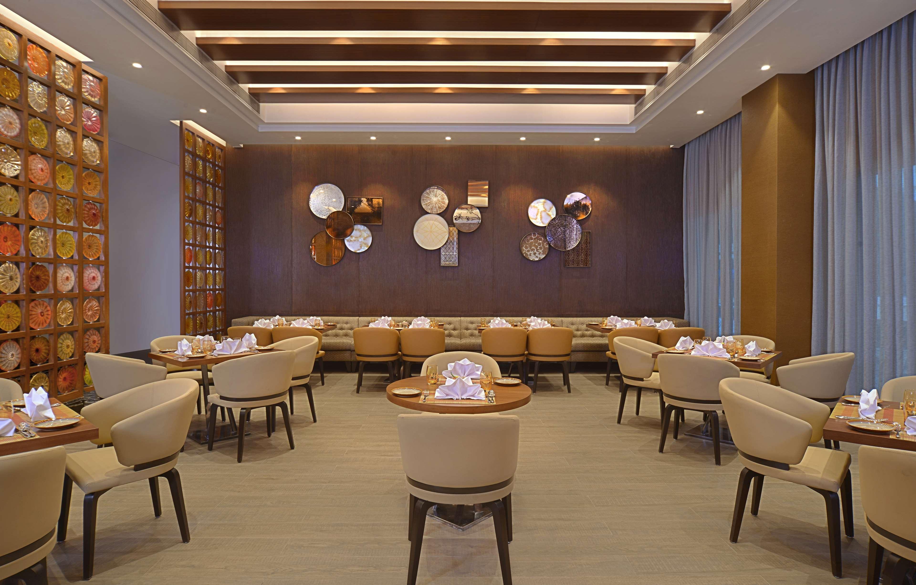 Radisson Mumbai Andheri Midc Bombaim Exterior foto The interior of the restaurant